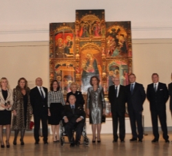 Su Majestad la Reina acompañada por la familia Várez Fisa-Benegas y autoridades asistentes al acto